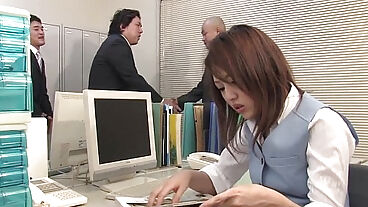 Japon hatun ofiste sikiliyor