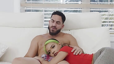 Görevine sadık Asyalı genç, yaşlı adamın borçlarını ödüyor
